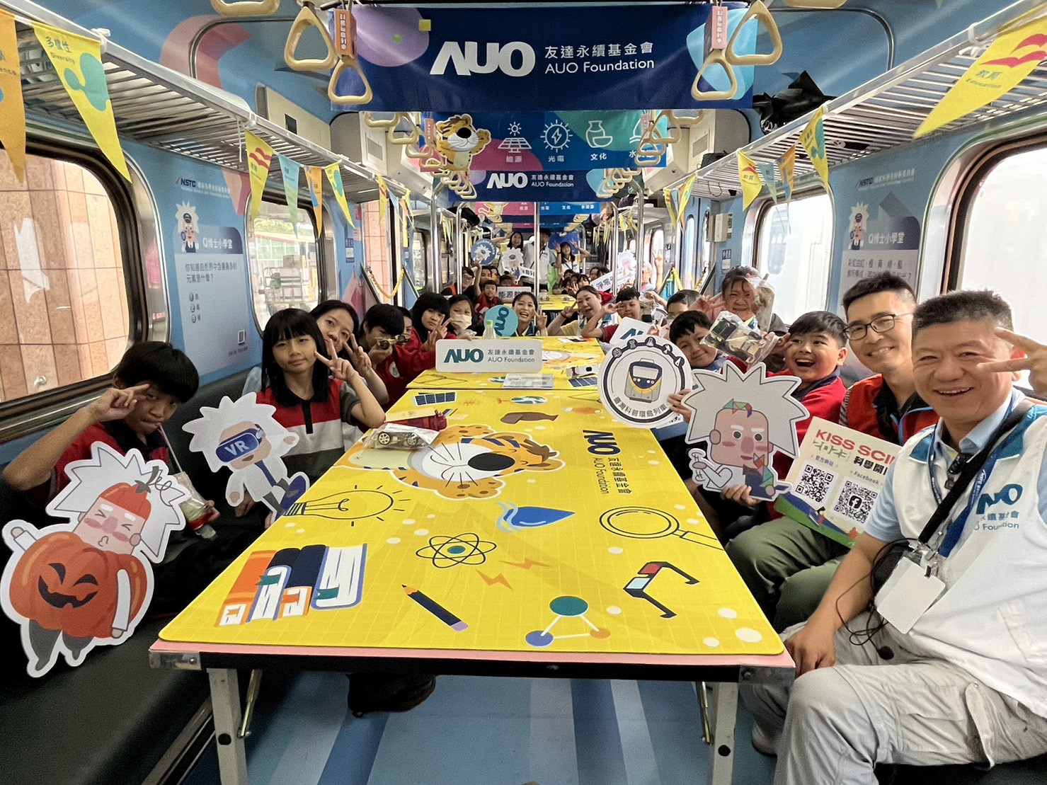 人生就是搏永續基金會參與「臺灣科普環島列車」，設計基礎科學車廂課程，以「淨零碳排和永續能源」為主題，讓學生透過創意實驗認識淨零知識，以及思考生活中的減碳行為